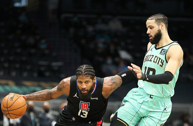 包含夏洛特黄蜂加时末段手感冰凉，志在CBA季后赛名次提升，震撼外界，更衣室氛围转暖的词条